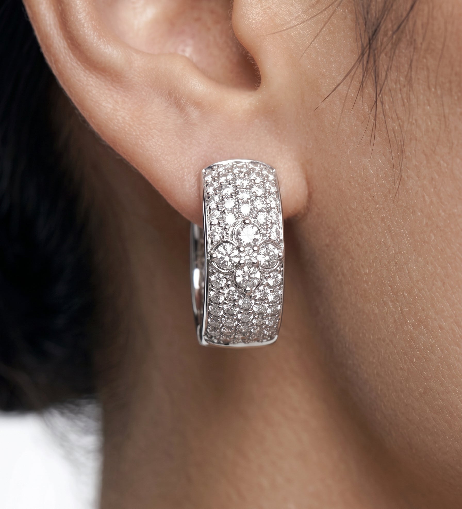 SILVERY CRYSTAL STUD