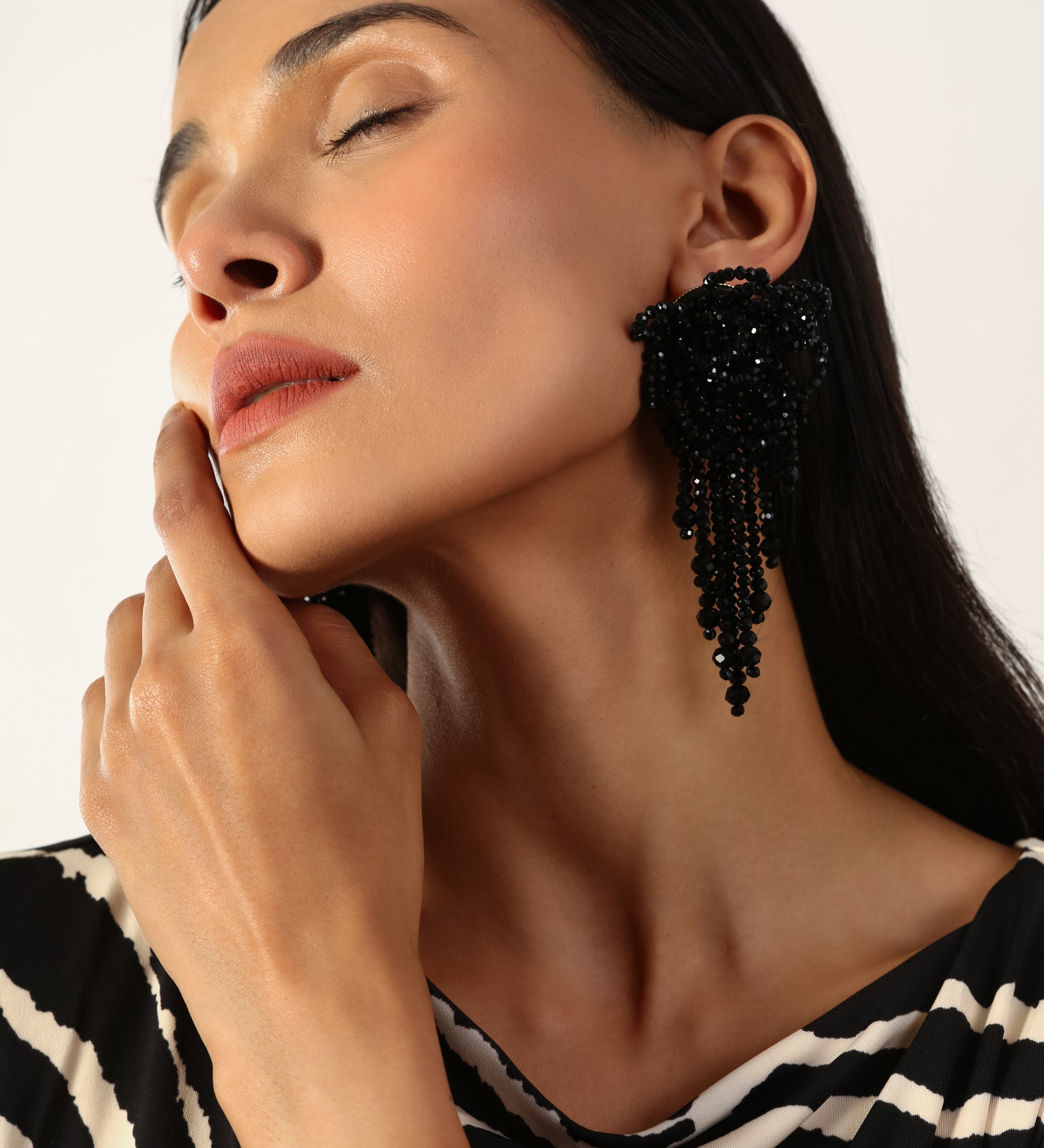 ROYAL LOOK BLACK ELEGANT EARRING