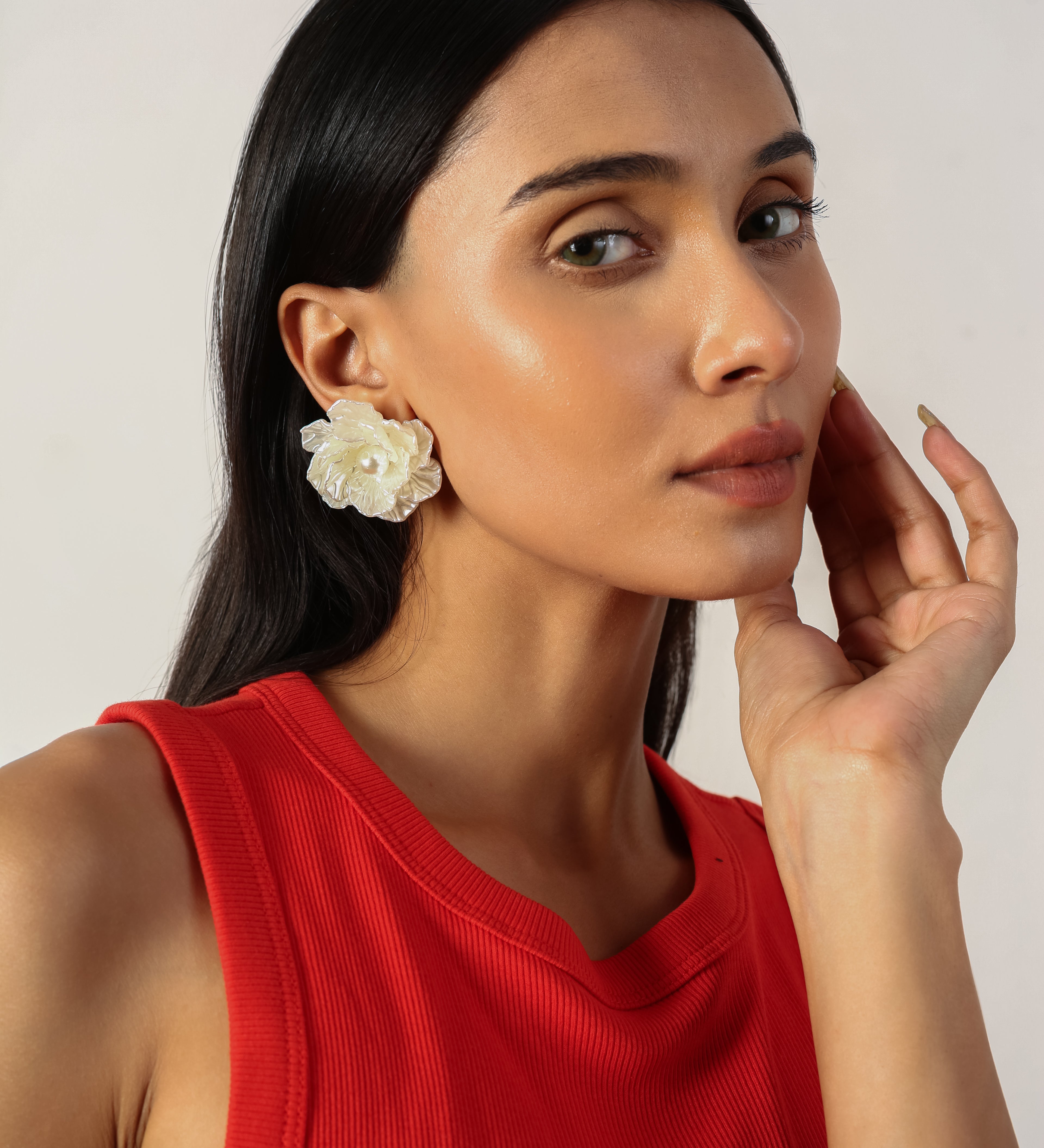 DESCENT FLORAL SNOW WHITE EARRING