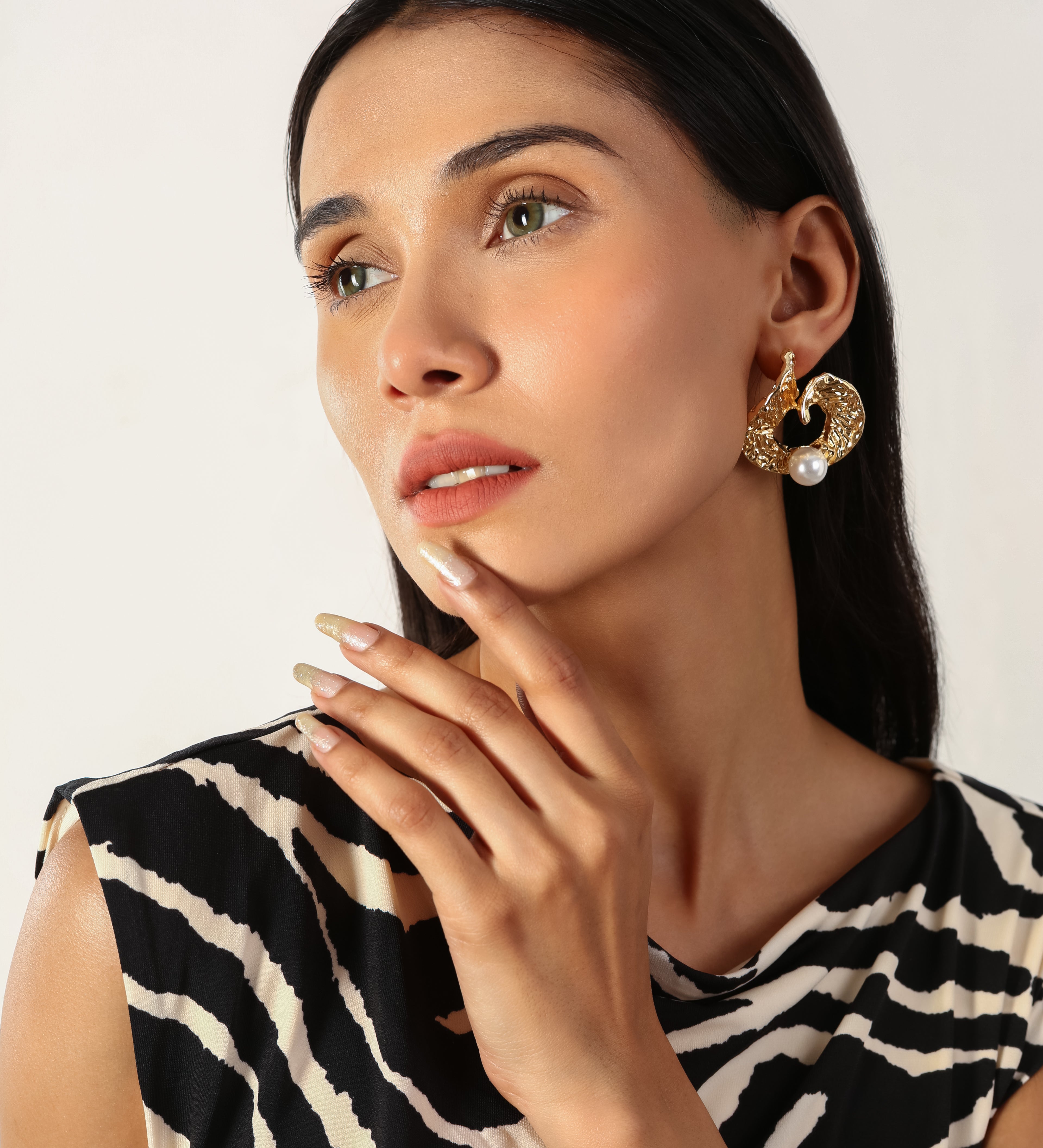 CIRCULLAR MAIN CHARACTER GOLD PLATED EARRING