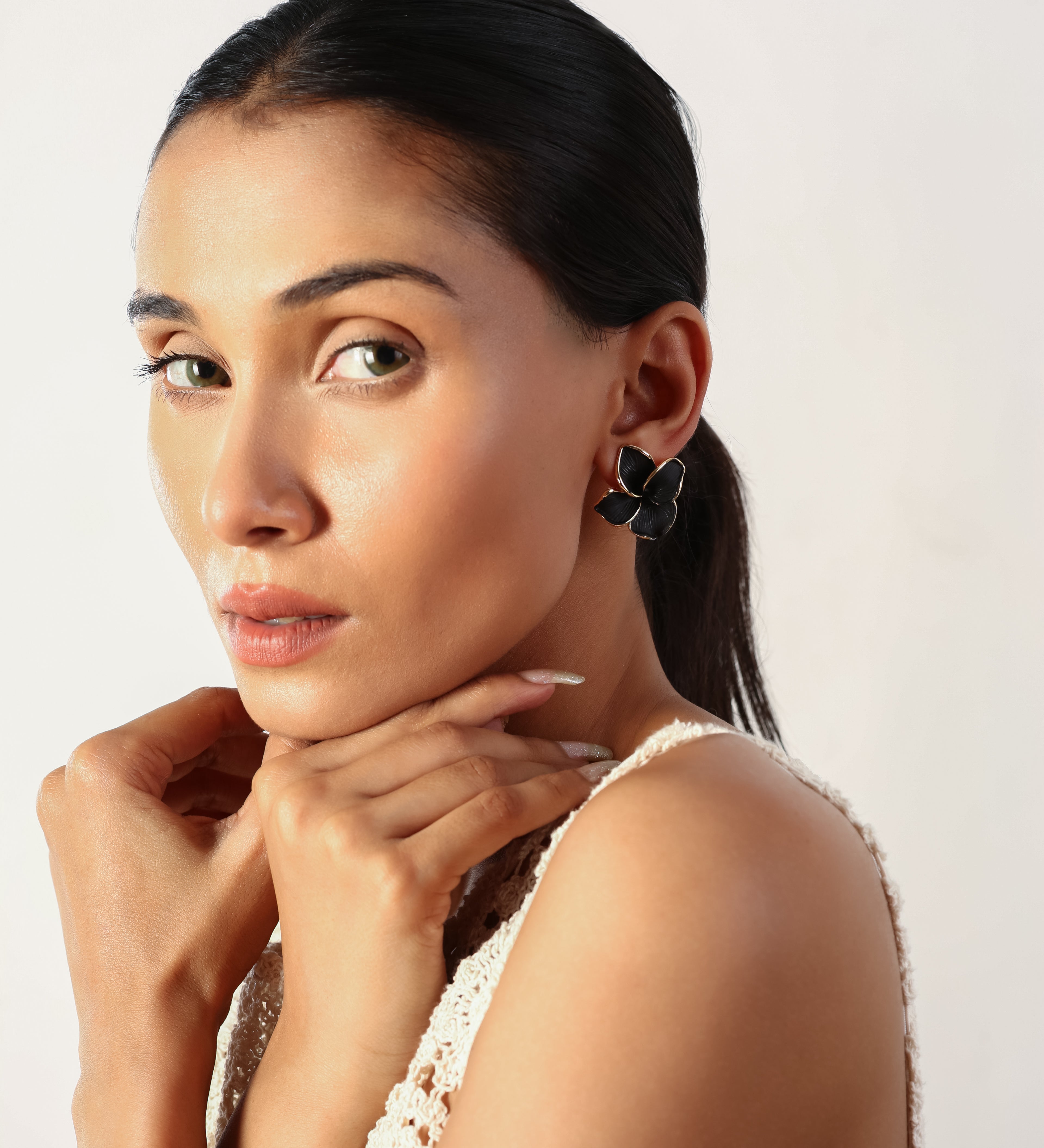 BLACK FLORAL ANTITARNISH EARRING